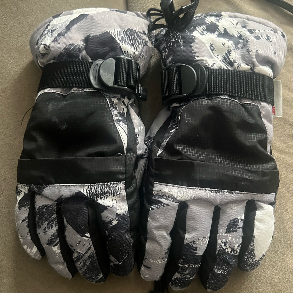 3M Thinsulate Black and Gray Kids Gloves